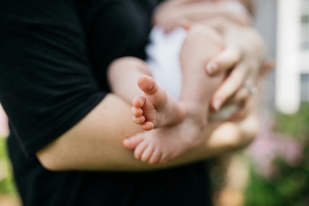 Un bébé dans les bras de sa maman entrain d'allaiter.